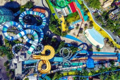 Une vue aérienne du parc d'attractions Antibes Land, situé sur la Côte d'Azur, offrant une multitude de manèges et d'activités pour toute la famille. L'endroit incontournable pour des journées de divertissement et de sensations fortes lors de vos vacances sur la côte méditerranéenne.