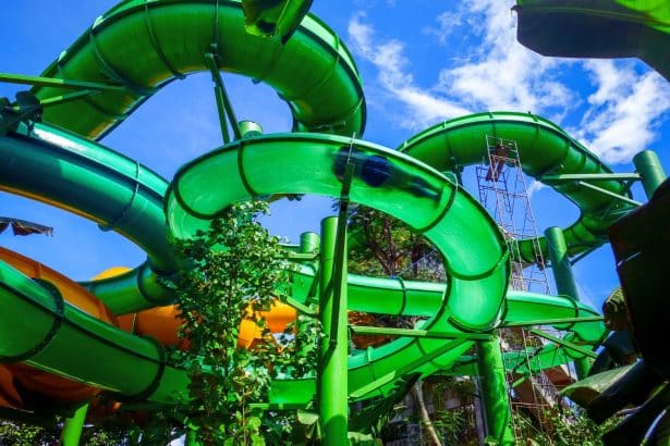 Découvrez Armoripark, un parc d'attractions familial en Bretagne, où petits et grands peuvent s'amuser et se divertir ensemble. Profitez d'une journée pleine de sensations fortes et de moments de complicité en famille dans ce parc aux multiples activités.