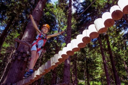 Une famille profite d'une journée ensoleillée à Adventure Land, un parc d'attractions situé au cœur du Vexin. Les enfants rient et s'amusent sur les manèges colorés, tandis que les parents savourent des moments de détente et de complicité. Une journée inoubliable, pleine de joie et de souvenirs à chérir pour toujours.
