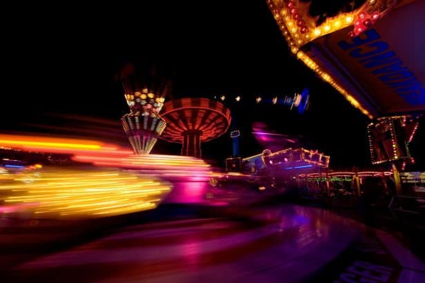 Une vue aérienne du Fabrikus World, le plus grand parc d'attractions fixe en France, avec ses manèges colorés, ses attractions sensationnelles et ses spectacles époustouflants. Une destination incontournable pour les amateurs de sensations fortes et de divertissement en famille.