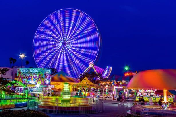 Une journée ensoleillée à Magic Park Land, où les attractions magiques et les spectacles envoûtants vous transportent dans un monde féerique.