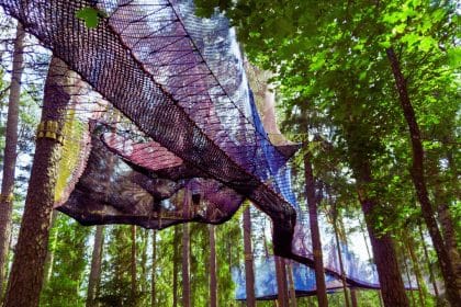 Une famille profite d'une journée ensoleillée au Parc Mirabel, un endroit incontournable pour une sortie en famille. Les enfants s'amusent sur les aires de jeux pendant que les parents se détendent sur l'herbe verte. Les rires et les sourires sont au rendez-vous, offrant des souvenirs inoubliables à toute la famille.