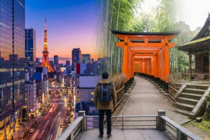 Image composite de Tokyo (skyline, Tour illuminée) et Kyoto (torii, temple, bambous) avec un voyageur regardant les paysages.