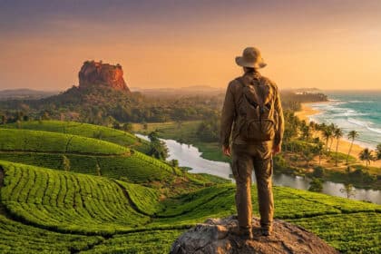 Voyageur admirant les paysages variés du Sri Lanka : plantations de thé, Sigiriya, rivière et plage tropicale au coucher du soleil.