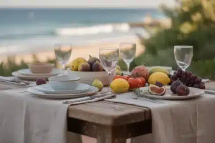 Table dressée en bord de mer avec fruits