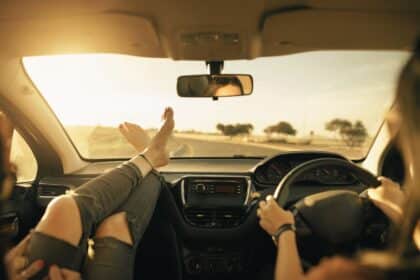 Passagère pieds sur tableau de bord en voiture