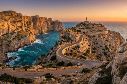 Vue panoramique du phare de Cap de Formentor à Majorque, entouré de falaises escarpées au-dessus de la mer.