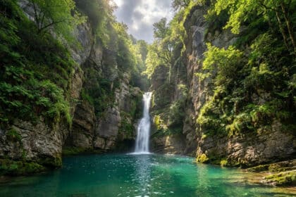 Une cascade spectaculaire se déverse dans un bassin turquoise au cœur des gorges de Kakuetta luxuriantes.