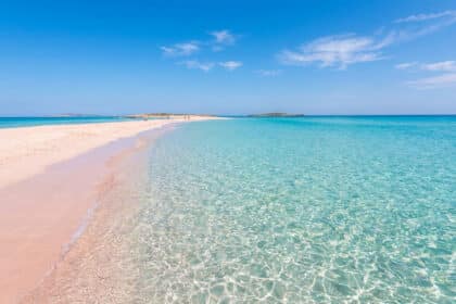 Vue panoramique sur la plage de sable blanc et l'eau turquoise cristalline de Ses Illetes à Formentera.