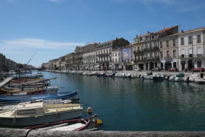 Canal Royal à Sète avec les façades et les bateaux