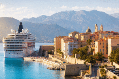 Paquebot accosté dans un port méditerranéen pittoresque