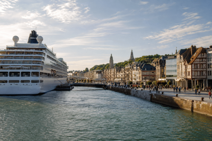 Paquebot de croisière amarré au port urbain