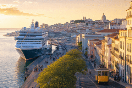Paquebot et tramway jaune à Lisbonne au coucher du soleil