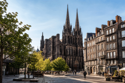 Vue du centre-ville de Clermont-Ferrand avec la cathédrale