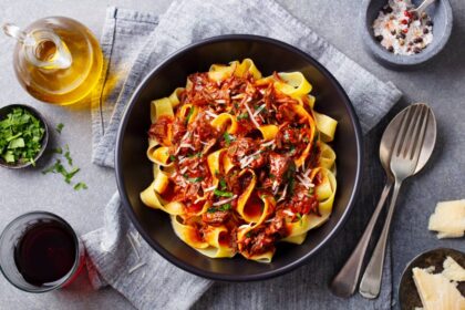 Pappardelles au ragù avec parmesan et persil