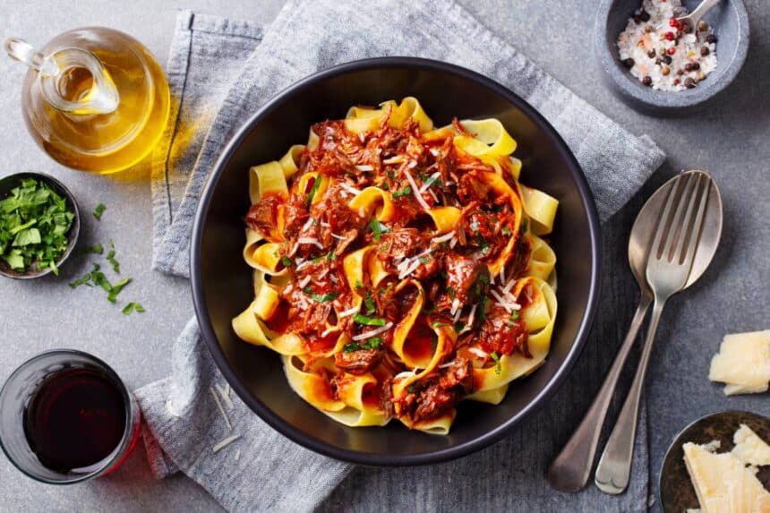 Pappardelles au ragù avec parmesan et persil