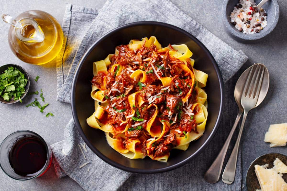 Pappardelles au ragù avec parmesan et persil