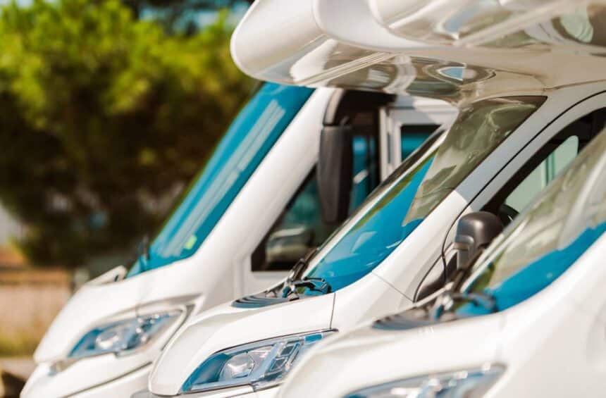 Deux camping-cars blancs stationnés en extérieur