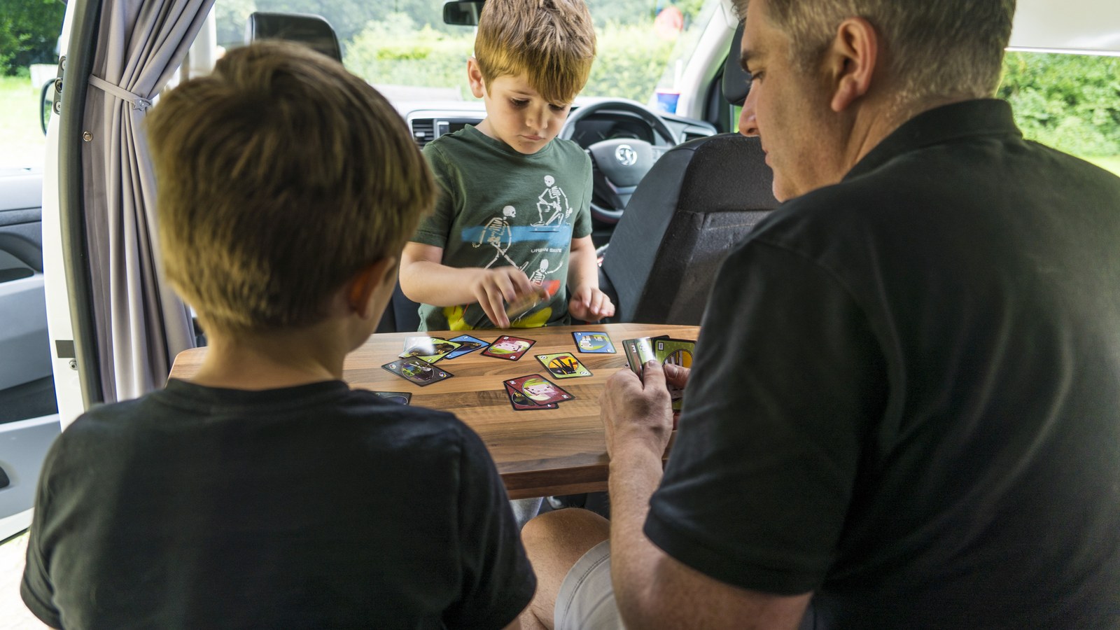 Intérieur de camping-car pendant un voyage pour illustrer la préparation d’un grand départ